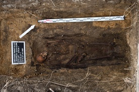 W jamie grobowej znaleziono także guziki, skórzany pasek oraz książeczkę (prawdopodobnie do nabożeństwa).