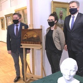 Dzieło „Ibisy” prezentują (od lewej) Leszek Ruszczyk, Magdalena Kołtunowicz i Adam Duszyk.
