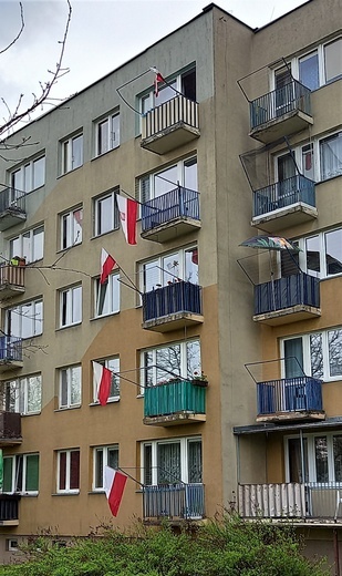 Tarnobrzeg. Flagi na balkonach