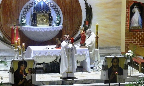 Błogoławieństwo w czasie świątecznej liturgii greckokatolickej na Leszczynach.