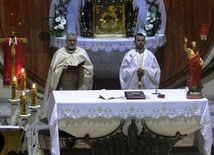 Ks. Adrian Łychacz i ks. Przemysław Sawa w czasie świątecznej liturgii greckokatolickej na Leszczynach.