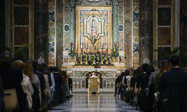 Papież modli się na różańcu za zraniony świat