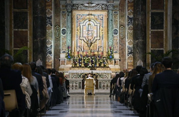 Papież modli się na różańcu za zraniony świat