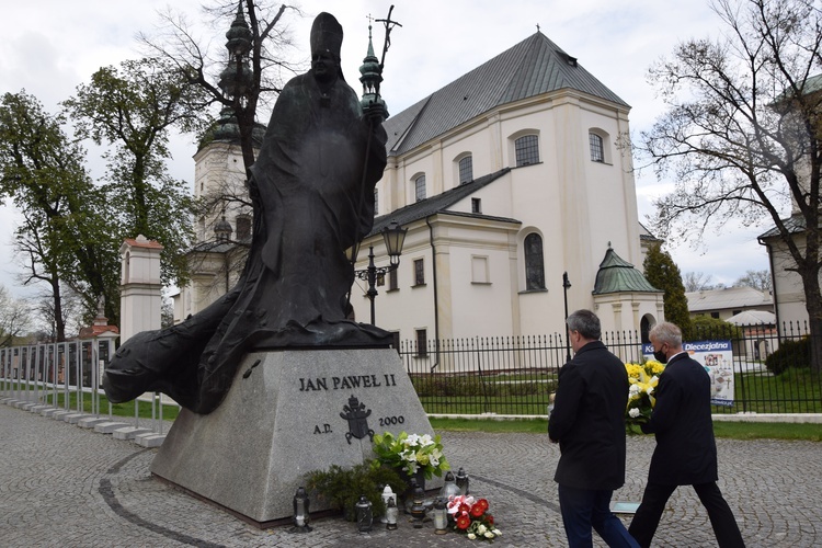 Kwiaty złożono takze pod pomnikiem św. Jana Pawła II.