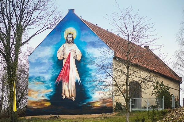 Mural góruje nad wioską. Zdaniem Mariusza Mikołajka  jest świadectwem wiary i pobożności jej mieszkańców. 