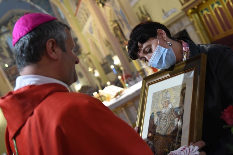 Biskup otrzymał obraz św. Stanisława.