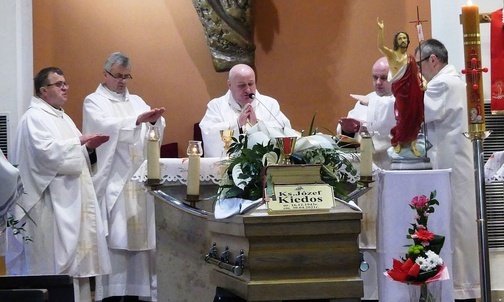 Bp Piotr Greger przewodniczył kapłańskiej modlitwie za śp. ks. Józefa Kiedosa.