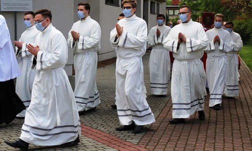 Kandydaci na diakonów w procesji do kościoła św. Maksymiliana w Aleksandrowicach.
