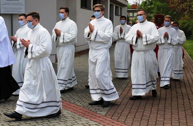 Kandydaci na diakonów w procesji do kościoła św. Maksymiliana w Aleksandrowicach.