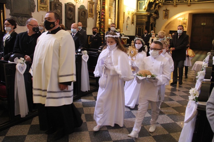 Nowy Wiśnicz. Odsłonięcie i błogosławieństwo obelisku 400-lecia parafii