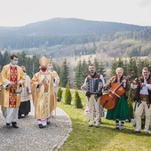 	Bp Marek Mendyk  przy dźwiękach góralskiej kapeli poświęcił  m.in. drzewka zasadzone przy kościele  przez nowożeńców.