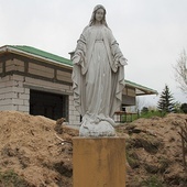 	Wokół powstają nowe domy, a pochodząca z czasów II wojny światowej figura Matki Bożej Niepokalanej w Chylicach wciąż czuwa nad mieszkańcami.