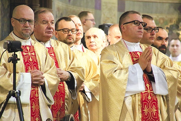 ▲	Wśród nowo mianowanych proboszczów jest ks. dr Jarosław Kamiński z Kurii Diecezjalnej Płockiej (pierwszy od lewej).