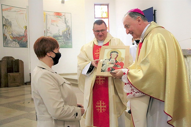 	Przedstawicielka rodziny Lupów, która przekazała ziemię pod kościół, składa w procesji z darami ikonę MB Częstochowskiej, patronki wspólnoty.