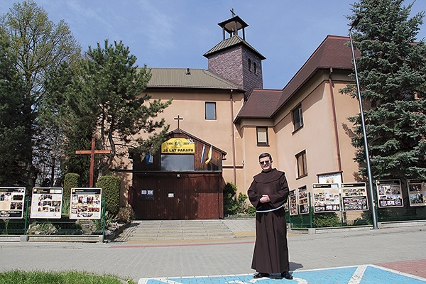 Ojciec proboszcz Emil Pacławski przed tymczasową kaplicą.