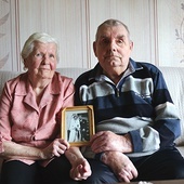 Anna i Józef Plochowie z fotografią ślubną wykonaną 65 lat temu.