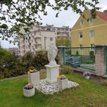 29. Gdynia-Grabówek, figura Matki Bożej przy domu parafialnym