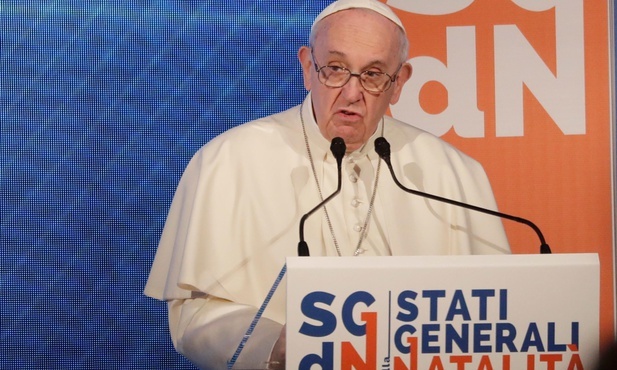 Papież: To wstyd, że kobiety muszą ukrywać ciążę w pracy i są zniechęcane do rodzenia dzieci 