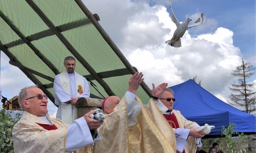 Na początku Mszy św. gołębie pofrunęły nad Bendoszką.