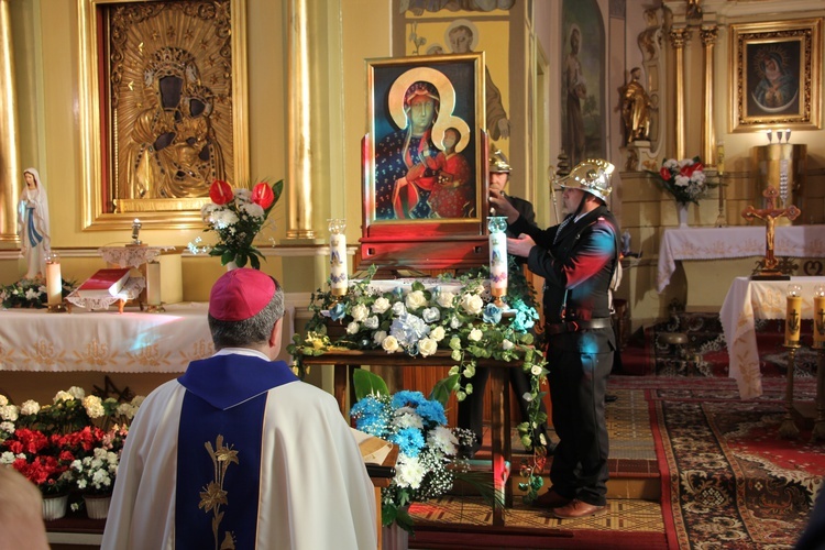 Parafia w Grabowie jest jedyną w diecezji, która tak uroczyście wspomina nawiedzenie.