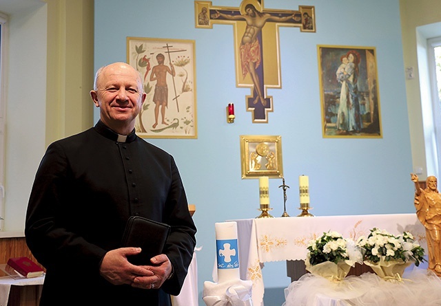 	Kapłan w niedawno otwartej kaplicy w siedzibie Szkoły Nowej Ewangelizacji św. Dobrego Łotra.