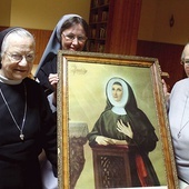 Zakonnice z wizerunkiem swej założycielki. Od lewej: s. Bogusława, s. Anna oraz s. Wanda.