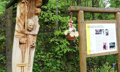 Figura św. Jana Pawła II przy starej kuźni w Rzykach.
