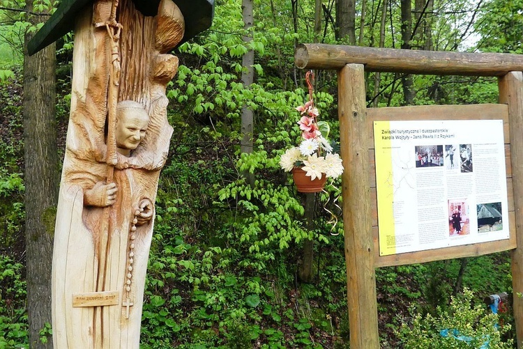 Figura św. Jana Pawła II przy starej kuźni w Rzykach.