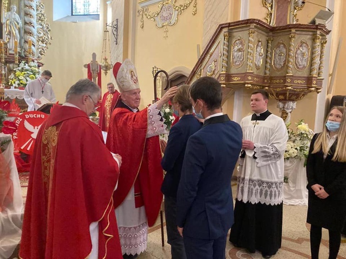 Polanica-Zdrój. Majówka, I Komunia św. i bierzmowanie z biskupem seniorem