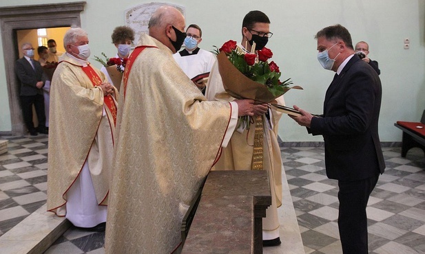 Dyrektor Szpitala Śląskiego Czesław Płygawko odbiera podziękowanie z rąk duszpasterzy.