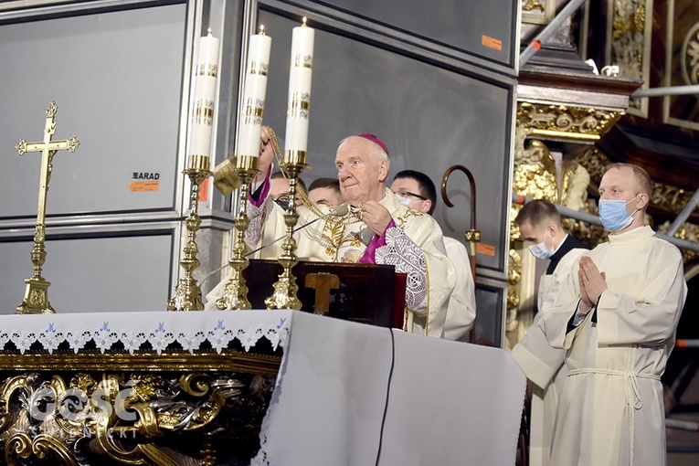 Biskup senior w czasie celebrowania liturgii.