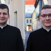 Diakon Michał Banaś (L) i diakon Daniel Chudala.