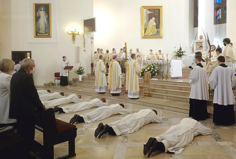 Bp Grzybowski: Kościół władczy musi zostać zastąpiony Kościołem służebnym