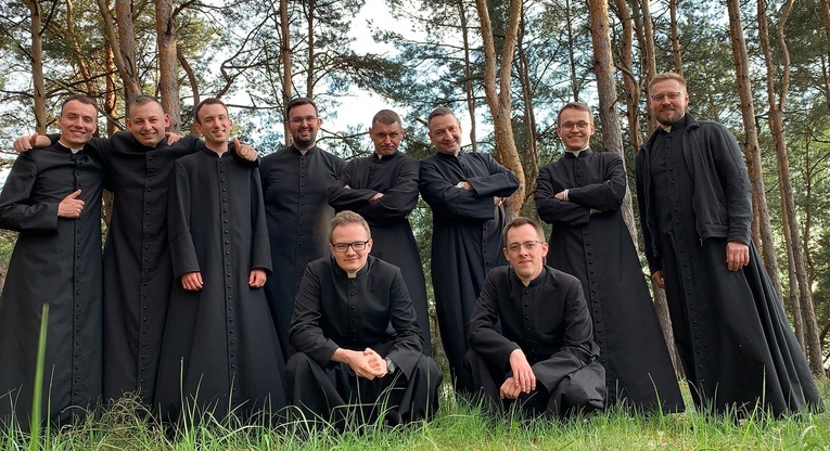 Przyszli księża z ojcem duchownym seminarium ks. Grzegorzem Ogorzałkiem.