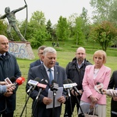 Konferencja prasowa odbyła się przy pomniku "Łucznika" w Radomiu, w sąsiedztwie byłych zakładów zbrojeniowych.