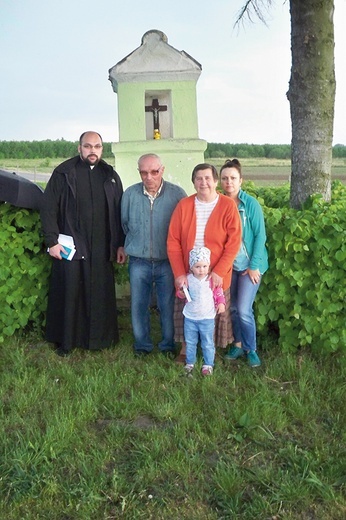 Ksiądz Cezary Lipka wraz z rodziną państwa Wilczyńskich.