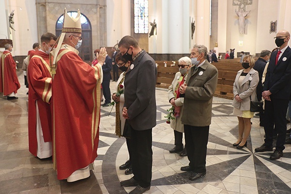 Małżonkom na zakończenie udzielane jest błogosławieństwo indywidualne.