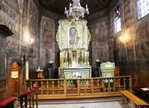 Nowy wystrój prezbiterium kościoła św. Barbary w Mikuszowicach Krakowskich