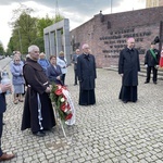 Abp Stanisław Gądecki pod Pomnikiem "Dziewięciu z Wujka"