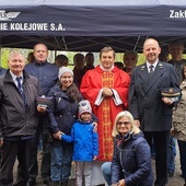 Pamiątkowe grupowe zdjęcie uczestników pielgrzymki.