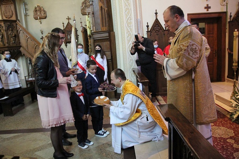 Najbliżsi ks. Wojciecha Kamińskiego przynieśli do ołtarza dary.