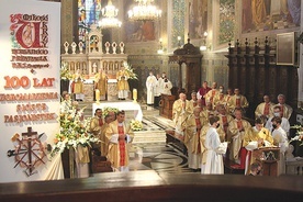 ▼	Zgromadzenie Sióstr Męki Pana naszego Jezusa Chrystusa w czasie liturgii zostało uhonorowane srebrnym medalem pontyfikatu papieża Franciszka i medalem pamiątkowym  „Pro Masovia”.