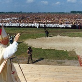 ▲	Papież pozdrawia setki tysięcy wiernych zgromadzonych na lotnisku w Radomiu.