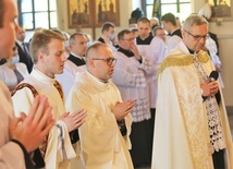 Do ołtarza w marklowickim kościele przyprowadził ks. Pawła Stawarczyka proboszcz ks. Bogdan Biel.