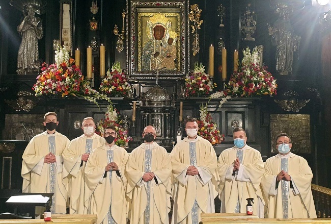 W modlitwie neoprezbiterów na Jasnej Górze uczestniczył ks. prał. Jarosław Wojtkun, rektor Wyższego Seminarium Duchownego w Radomiu (czwarty z lewej).