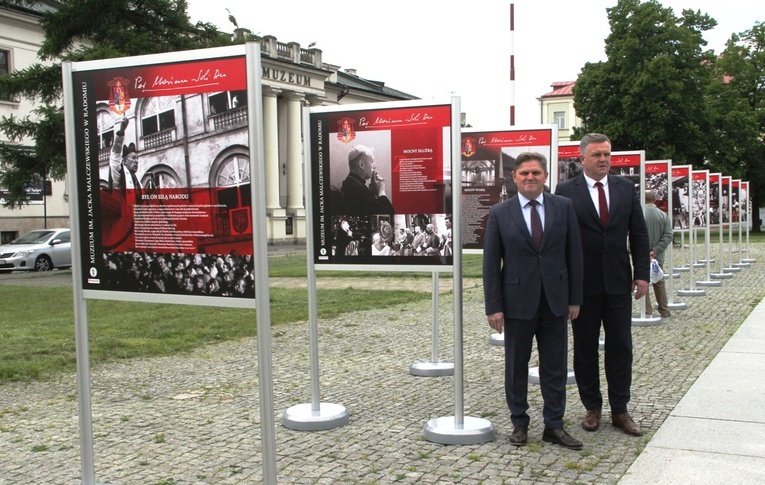 Leszek Ruszczyk (z lewej) i Adam Duszyk podczas otwarcia plenerowej wystawy.