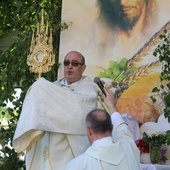 Błogosławieństwo eucharystyczne przy każdym ołtarzu poprzedziła modlitwa i odczytany fragment Ewangelii.