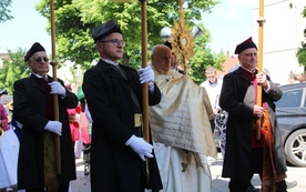 Biskup Piotr Greger przewodniczył uroczystości Bożego Ciała w żywieckiej parafii konkatedralnej.