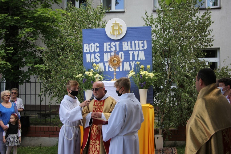 Jeden z ołtarzy przygotowała młodzież oazowa. O wsparcie poprosili grupę biblijną św. Hieronima.