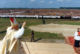 Papież pozdrawia setki tysięcy wiernych zgromadzonych na radomskim lotnisku.